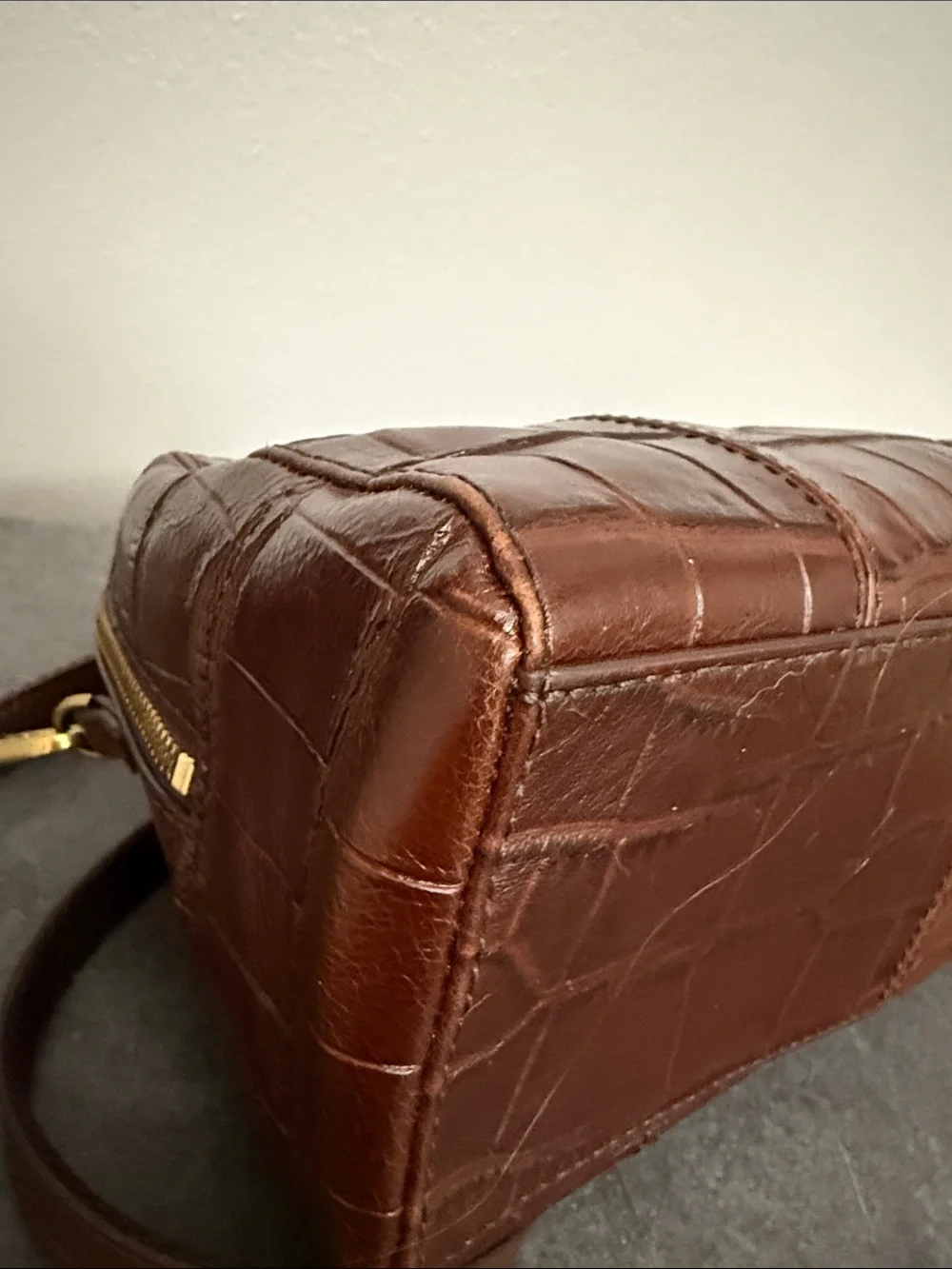 Preloved Fossil embossed leather satchel crossbody bag. Vintage